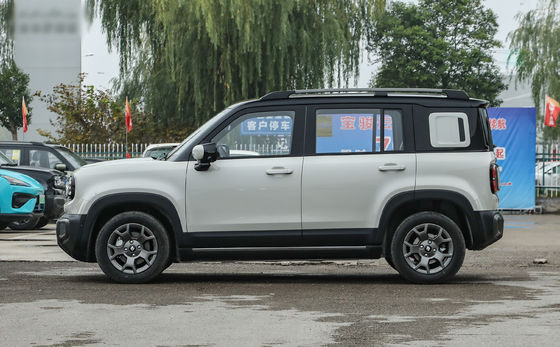 Baojun Yueye Plus - китайский электромобиль с отличительным квадратным дизайном, предлагающий диапазон CLTC 401 км. Он выпускается как в 5-местной, так и в 4-местной версии.предоставляя исключительное соотношение цены и качества.
