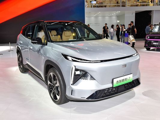 Geely Galaxy L7, оснащенный двигателями 1.5L и 1.5T, с комбинированной дальностью 1370 км и чисто электрической дальностью 115 км. экономически эффективный гибридный внедорожник.
