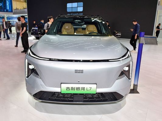 Geely Galaxy L7, оснащенный двигателями 1.5L и 1.5T, с комбинированной дальностью 1370 км и чисто электрической дальностью 115 км. экономически эффективный гибридный внедорожник.