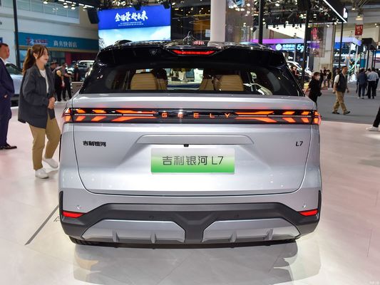 Geely Galaxy L7, оснащенный двигателями 1.5L и 1.5T, с комбинированной дальностью 1370 км и чисто электрической дальностью 115 км. экономически эффективный гибридный внедорожник.