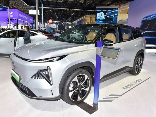 Geely Galaxy L7, оснащенный двигателями 1.5L и 1.5T, с комбинированной дальностью 1370 км и чисто электрической дальностью 115 км. экономически эффективный гибридный внедорожник.
