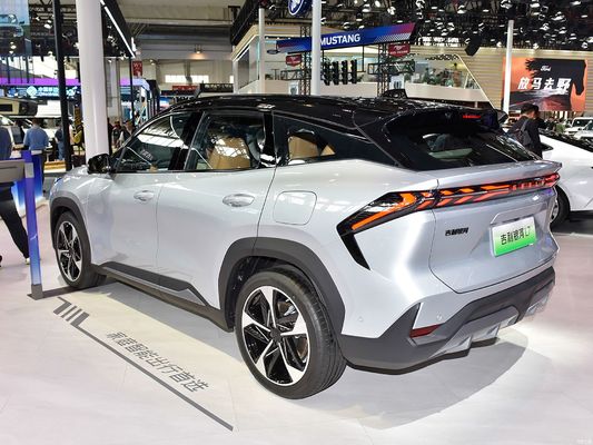 Geely Galaxy L7, оснащенный двигателями 1.5L и 1.5T, с комбинированной дальностью 1370 км и чисто электрической дальностью 115 км. экономически эффективный гибридный внедорожник.