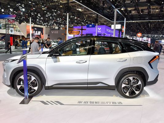 Geely Galaxy L7, оснащенный двигателями 1.5L и 1.5T, с комбинированной дальностью 1370 км и чисто электрической дальностью 115 км. экономически эффективный гибридный внедорожник.